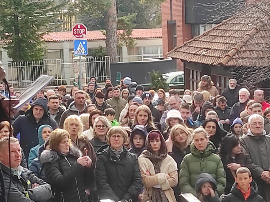 Protestni skup podrške prosvetarima održan i u Čajetini