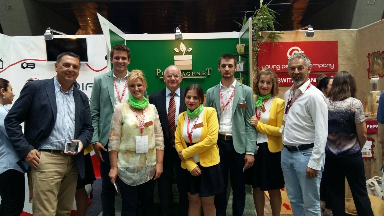 Zoran Jeremić (prvi s desne strane), generalni konzul Srbije u Cirihu podrži srednjoškolce iz Učenička kompanija "Plantagenet" Arilje u Lucernu Foto--dostignucamladihu srbiji