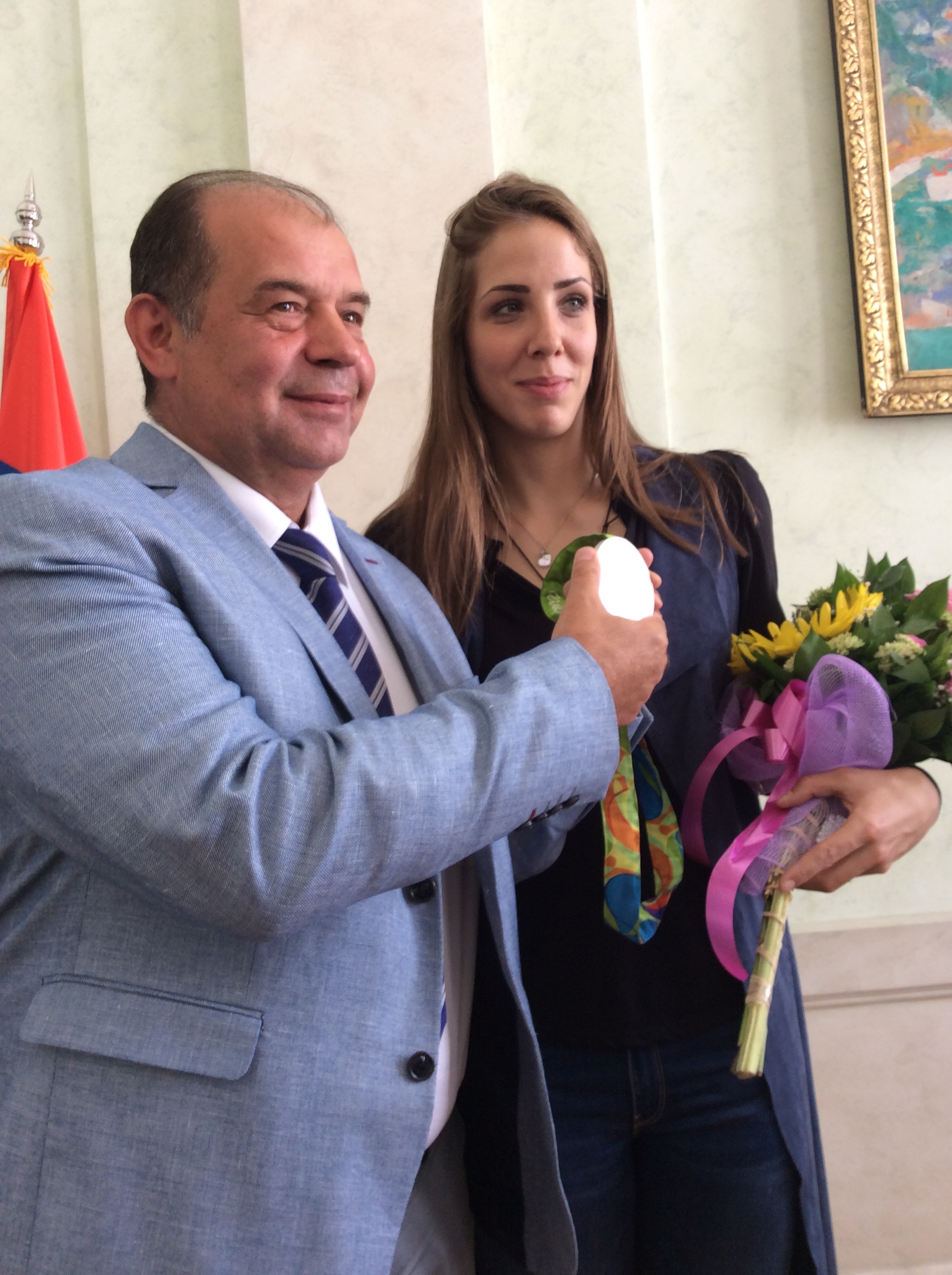 Odbojkašica Tijana Malešević i gradonačelnik Užica, Tihomir Petković sa srebrnom medaljom iz Rija Foto--URP