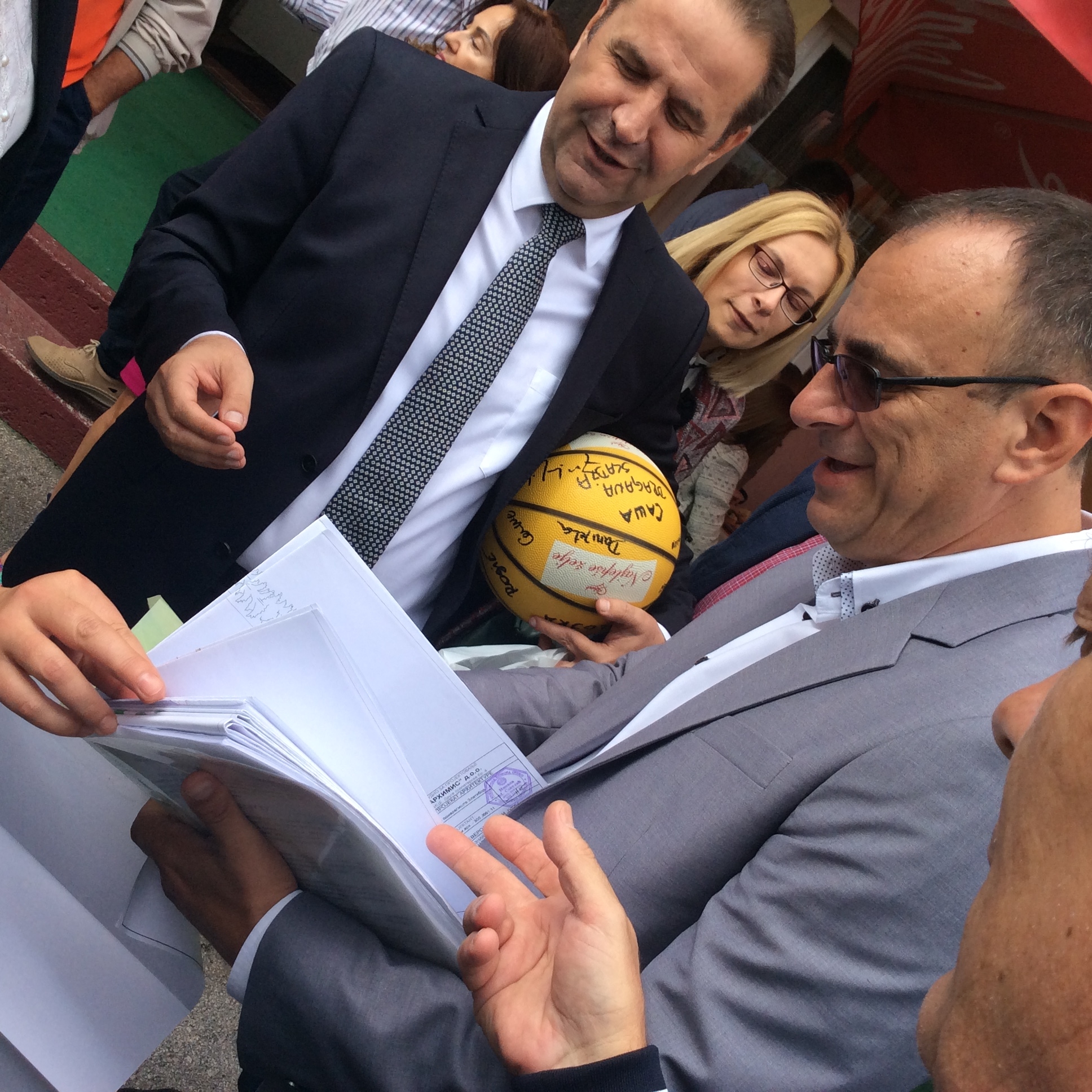 Vladan Cuparić, direktor Dečjeg odmarališta Zlatibor pokazuje ministru Ljajiću objekat sportske hale u okviru odmarališta Foto--URP