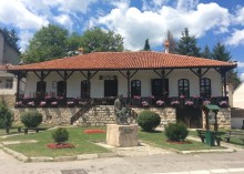 kosjer-i-dom-u-pozadini