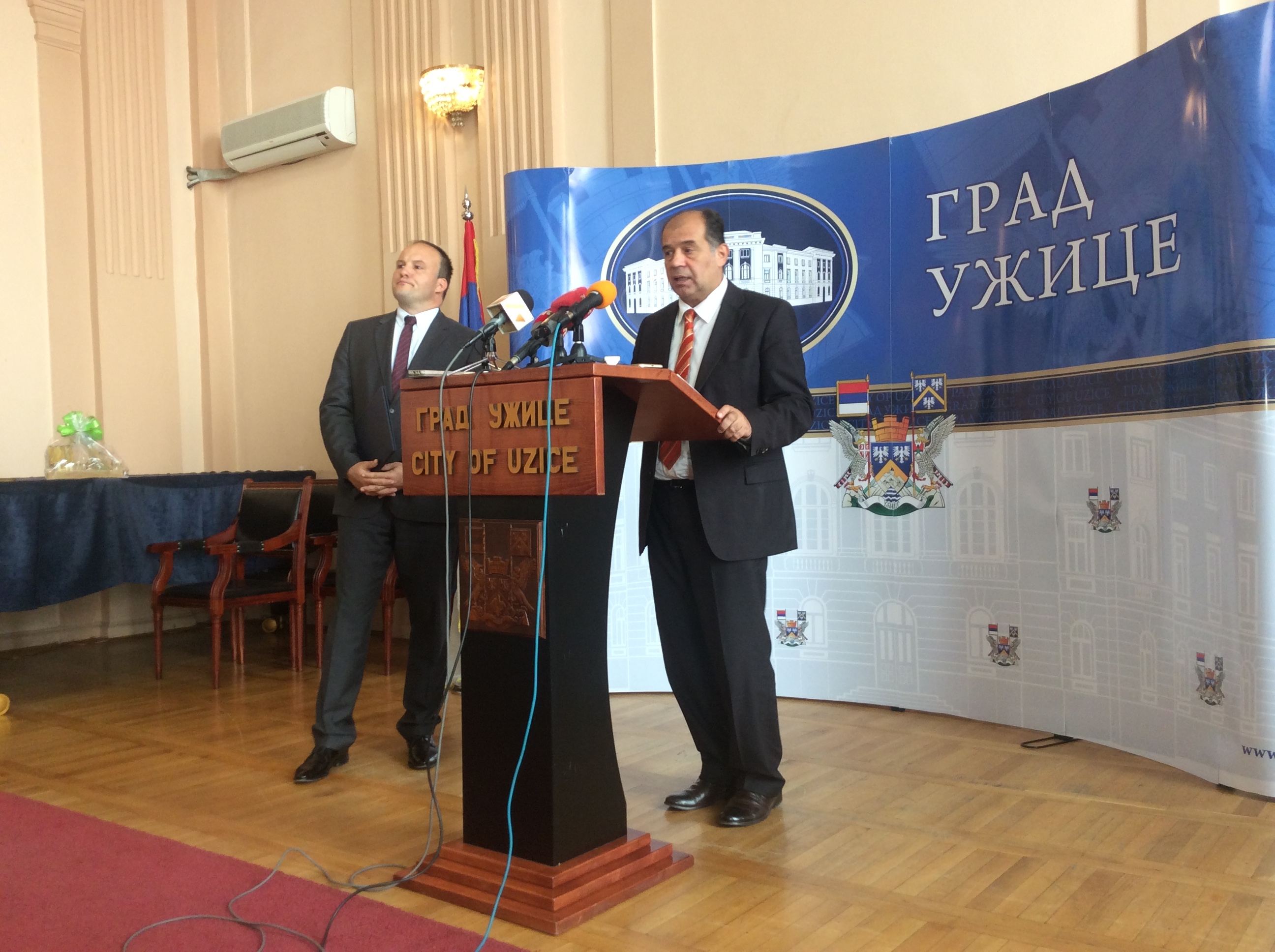 Tihomir Petković, gradonačelnik (za govornicom) i Nemanja Nešić, pomoćnik gradonačelnika Foto--URP