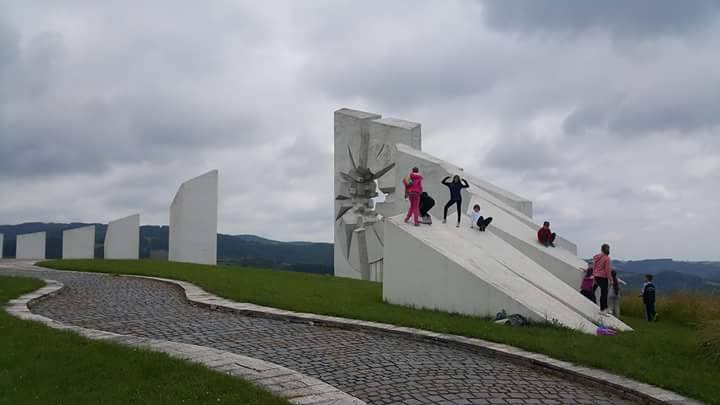 U TA "Amigo Travel"I najmađima s ponosom pričaju o Užičkoj republici Foto--privatni album R.J.