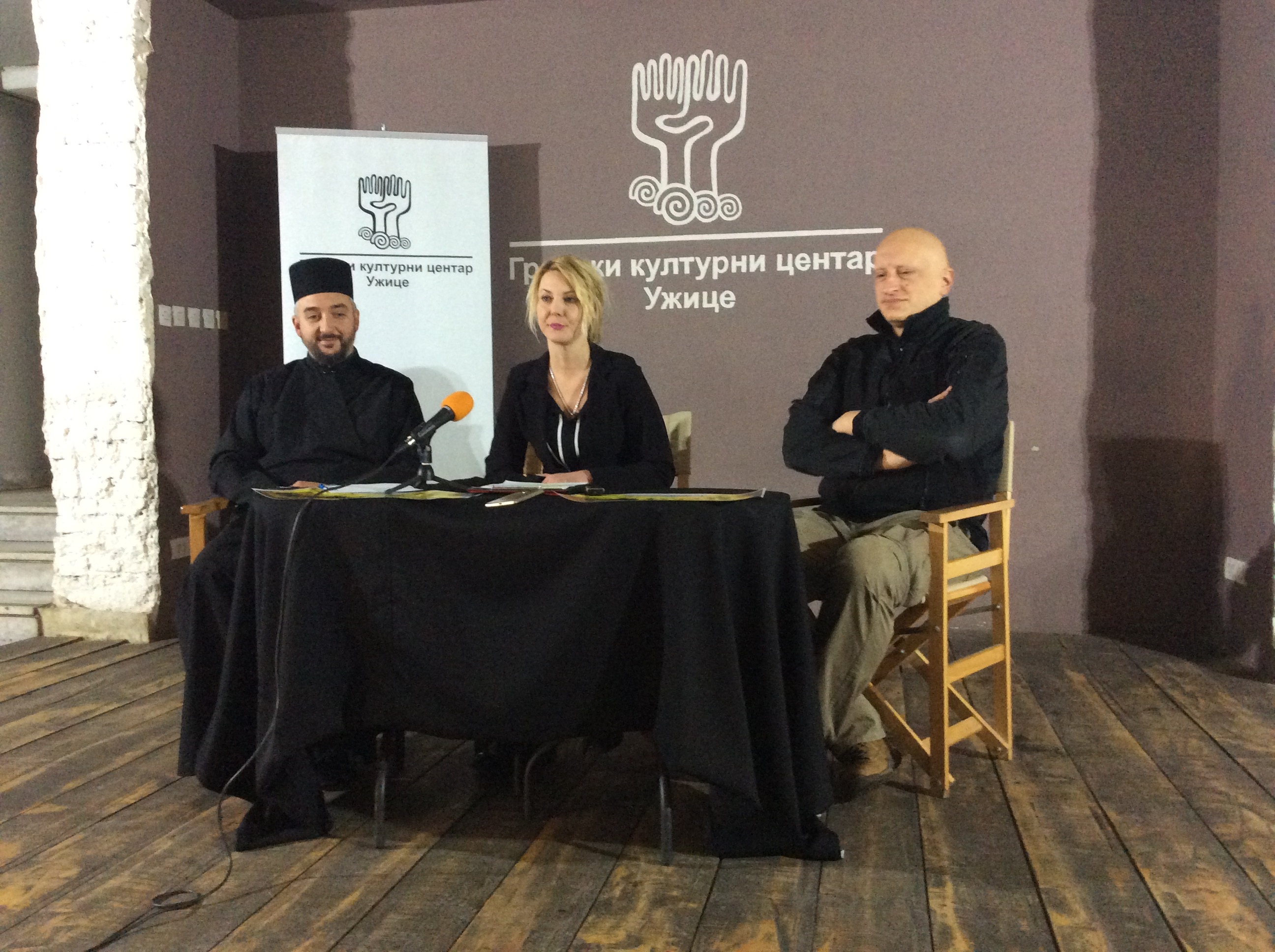 Sreten Vuković, autor izložbe, Jelena Vasović, direktorka GKC-a i Ljuban Petrović, sveštenik užičke crkve (s leva na desno) Foto--URP