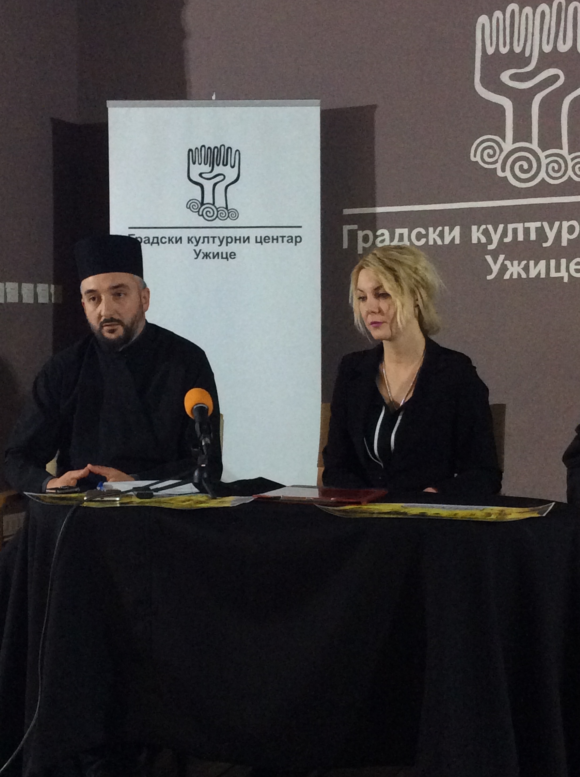 Ljuban Petrović, sveštenik užičke crkve i Jelena Vasović, direktorka GKC-a Foto--URP