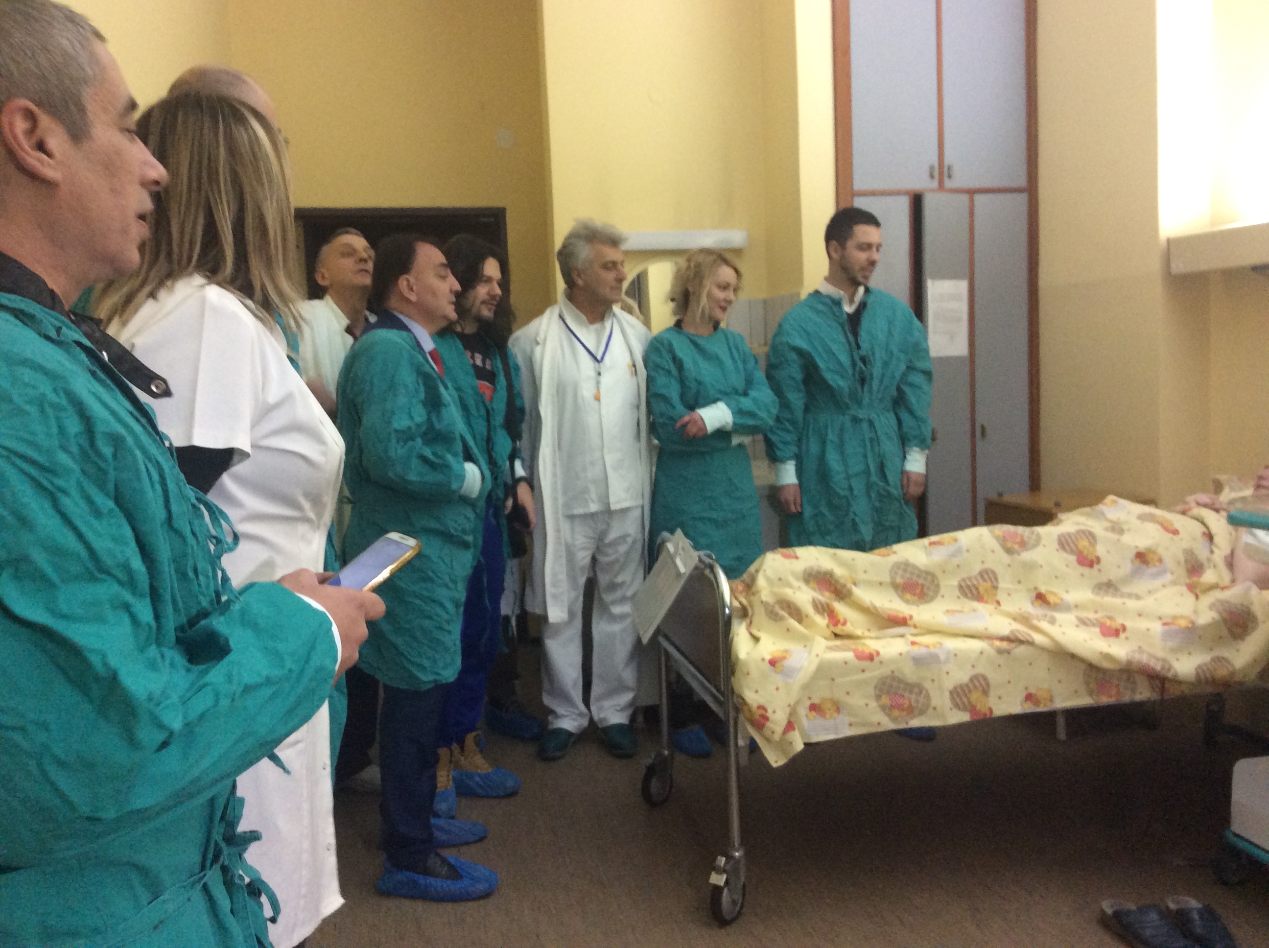 Donatori, gradsko i rukovodstvo ZC i pokretači humanitarne akcije "Baby friendly"u obilasku porodilja Foto--URP