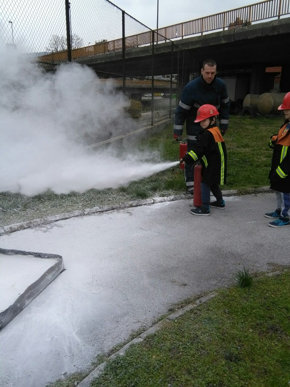 Od malih nogu vežbaju da reaguju u različitim vanrednim situacijama Foto--DVD Užice
