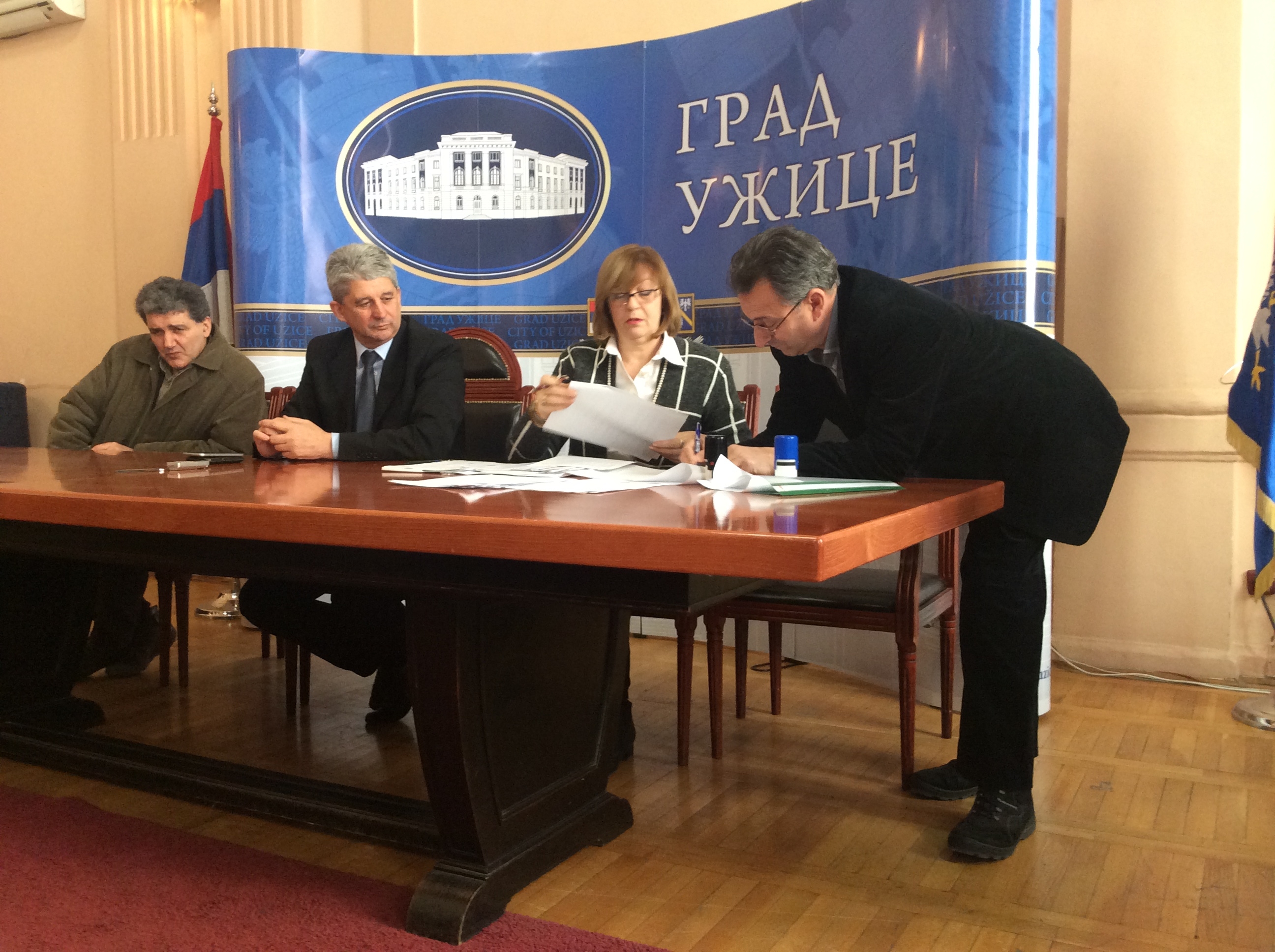 Potpisivanje ugovora sa udruženjima osoba sa invaliditetom koji su korisnici 8,5 miliona budžetskih sredstava grada Užica u 2017. godini Foto--URP