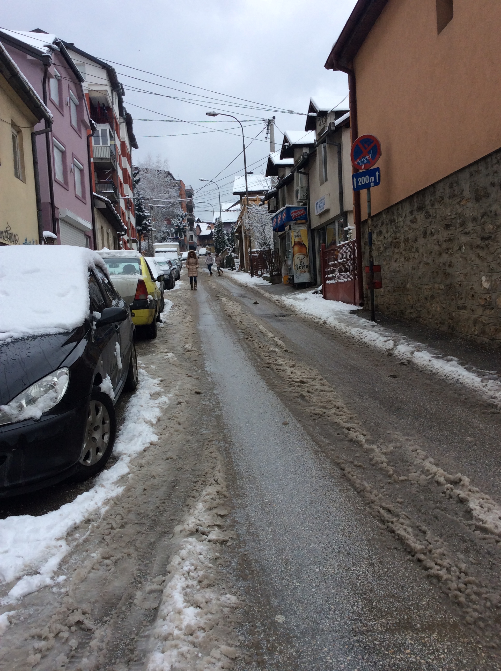 Na kolovozima i trotoarima neophodan je povećan oprez vozača i pešaka Foto--URP