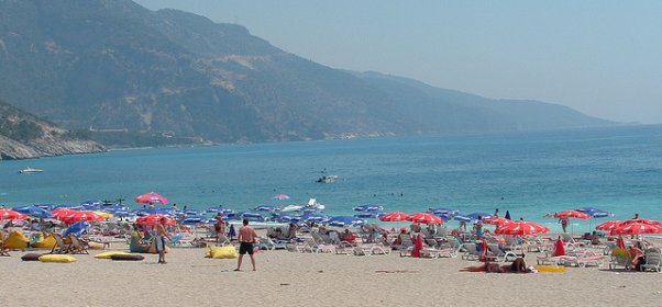 Mališane iz Nove Varoši tokom letovanja u Herceg Novom nadziraće četiri vaspitačice i predstavnici Centra za socijalni rad