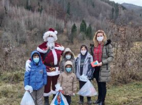Deda Mraz obradovao decu sa smetnjama u razvoju u zlatiborskim selima