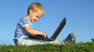 child_with_computer