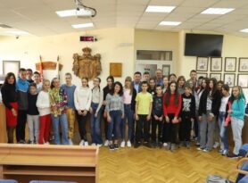Predstavnici učeničkih parlamenata u poseti Skupštini opštine Čajetina