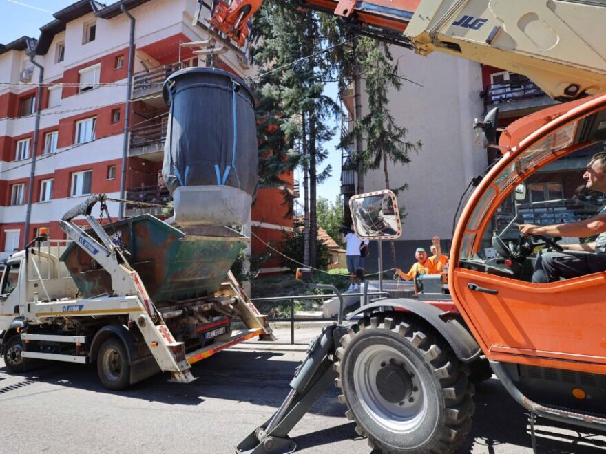 Zbog neodgovornosti pojedinaca šteta i otežano pražnjenje polupodzemnih kontejnera