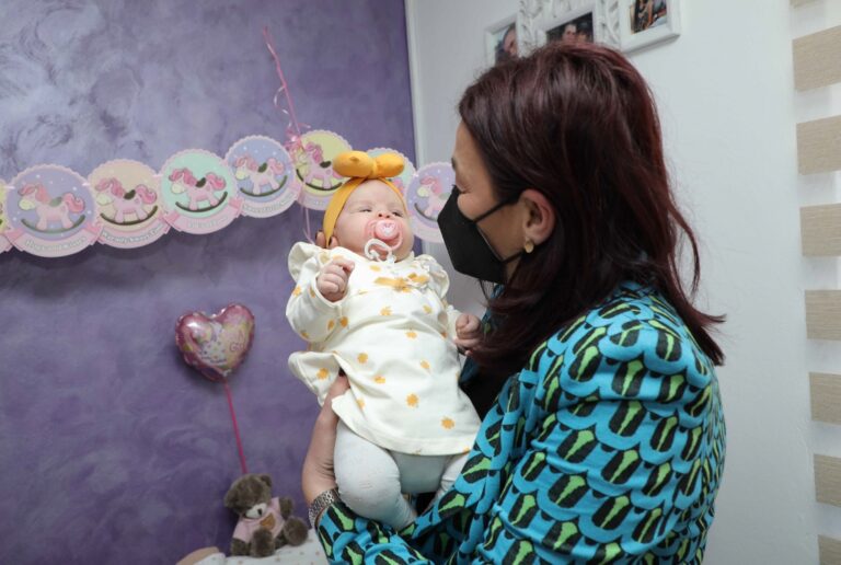 Gradonačelnica Užica posetila prvorođenu bebu u tekućoj godini