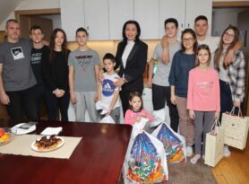 Gradonačelnica posetila jedanaestočlanu porodicu Tošić u Kremnima