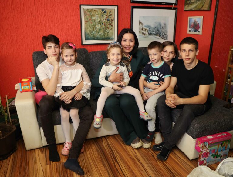 Gradonačelnica posetila devetočlanu porodicu Vrbić