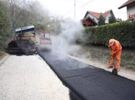 Građani da uklone vozila zbog asfaltiranja trotoara u Ulici Momčila Tešića
