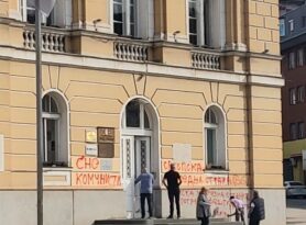 Posle smeća na ulazu na skupštinskoj zgradi u Užicu grafiti na račun SNS-a