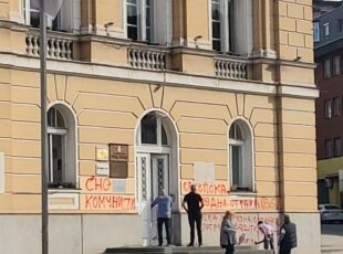 Posle smeća na ulazu na skupštinskoj zgradi u Užicu grafiti na račun SNS-a