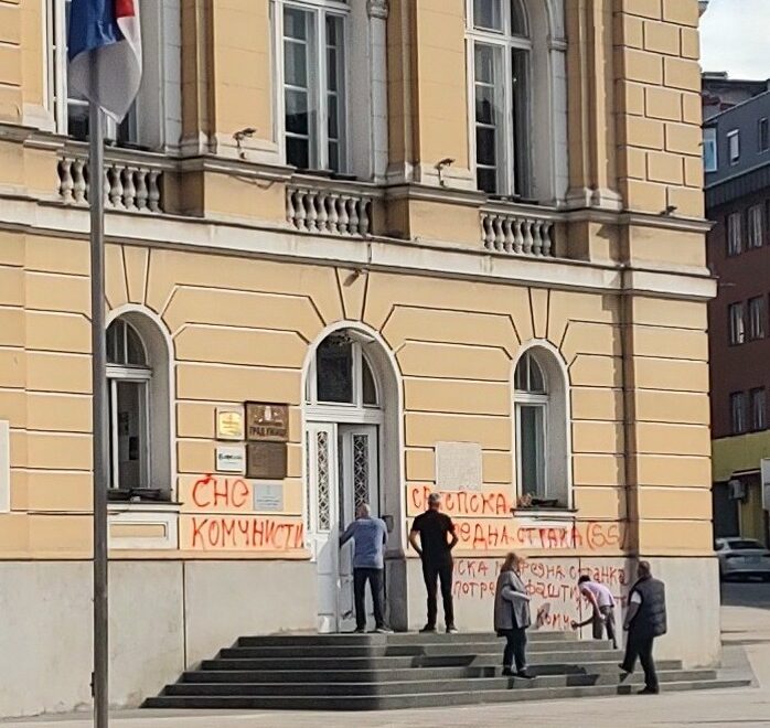 Posle smeća na ulazu na skupštinskoj zgradi u Užicu grafiti na račun SNS-a