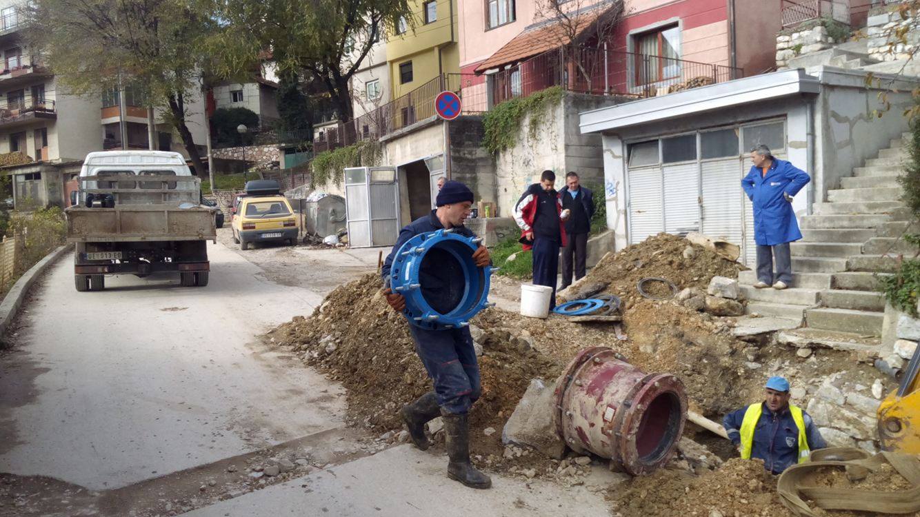 Havarija na vodovodnoj cevi u Beogradskoj ulici