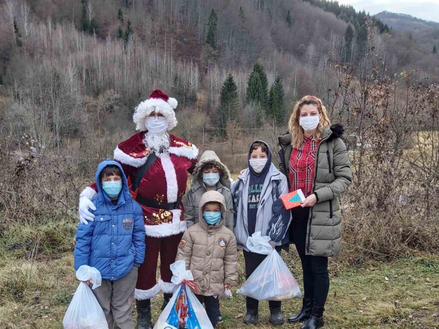 Deda Mraz obradovao decu sa smetnjama u razvoju u zlatiborskim selima