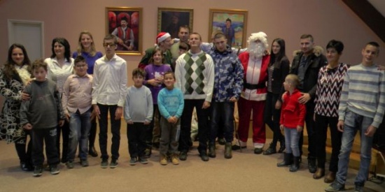 Deda Mraz stigao u “Zračak”, košarkaši Zlatibora pozivaju publiku da budu humani