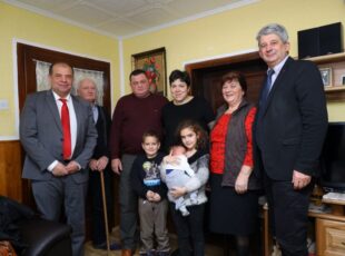 Tradicionalna poseta gradskog rukovodstva prvorođenoj bebi