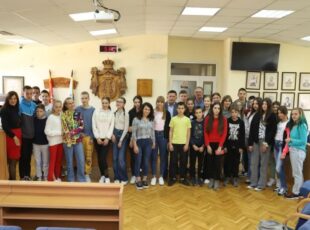 Predstavnici učeničkih parlamenata u poseti Skupštini opštine Čajetina