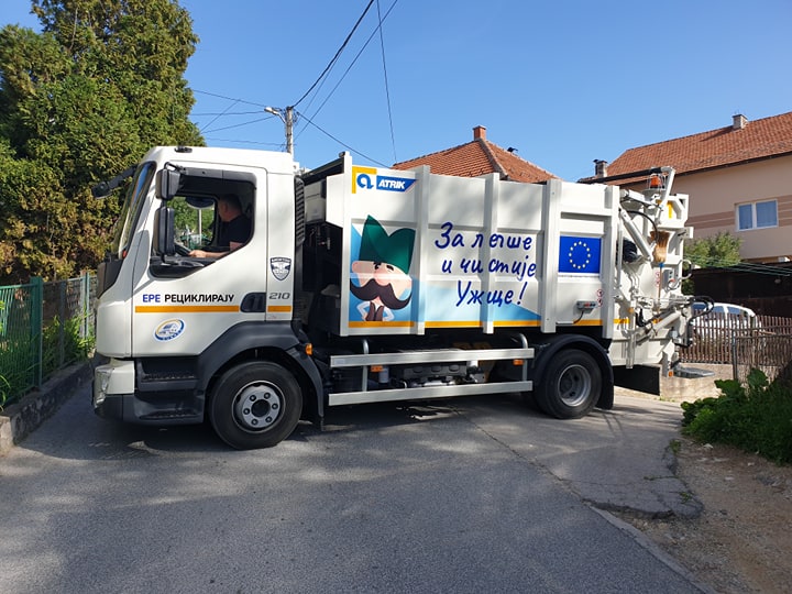 Namenski kamion za pražnjenje i odvoz reciklabilnog otpada