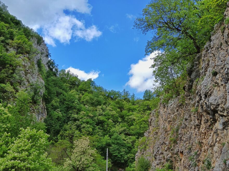 Zabrana kretanja na delu pešačke staze u PIO „Klisura Đetinje“ zbog miniranja