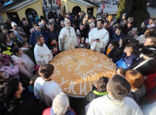 Tradicionalno lomljenje Božićne česnice