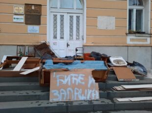 Na vratima zgrade Skupštine grada Užica jutros osvanulo smeće