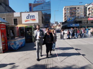 Šetnjom taktilnom stazom u Užicu obeležen Dan belog štapa