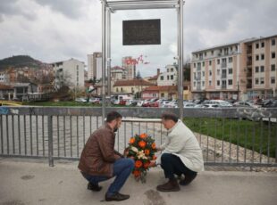 U znak sećanja i zahvalnosti položeno cveće na “Rakića ćupriji”