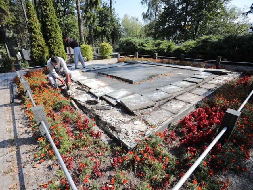 Uređenje spomen kosturnice na Partizanskom groblju na Dovarju
