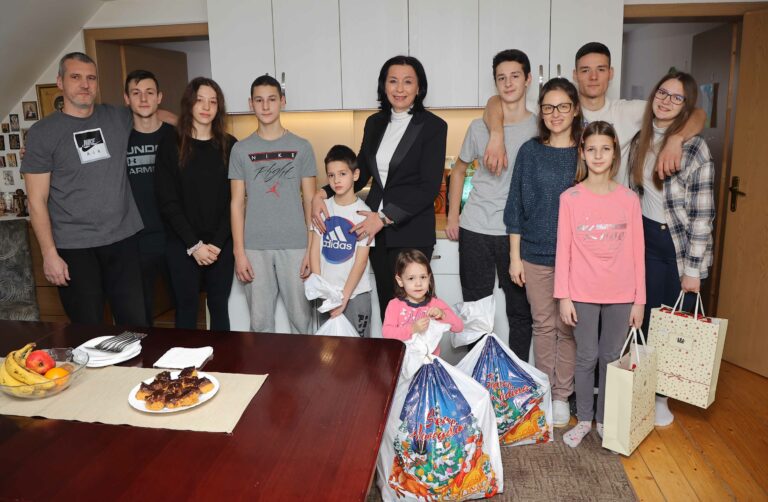 Gradonačelnica posetila jedanaestočlanu porodicu Tošić u Kremnima