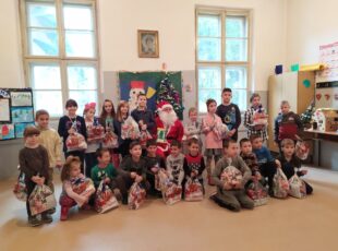 Deda Mraz već stigao u školu u Gostinici