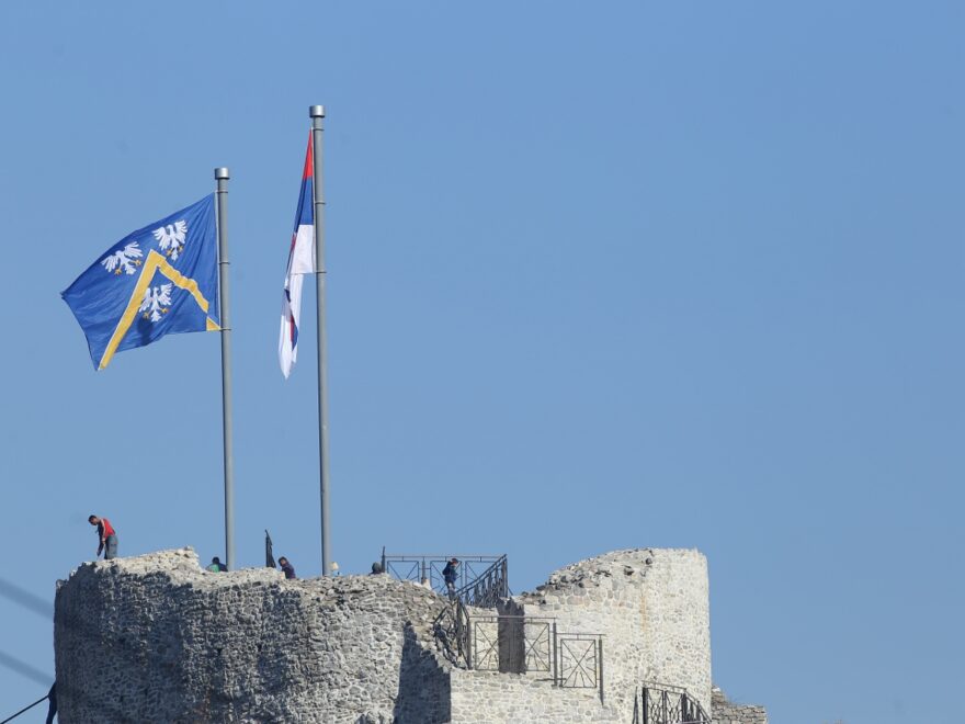 Zastave Srbije i Užica na jarbolima užičke tvrđave