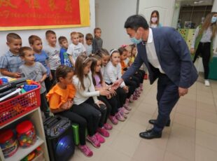Decu u vrtiću na Pori posetio direktor Jihai grupe u Srbiji