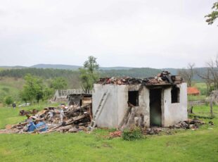 Grad sa milion dinara pomaže porodici Jojić iz Kremana čija kuća je izgorela u požaru