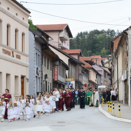 Grad i Crkvena opština Užice slave Trojice, svečana litija prošla ulicama grada
