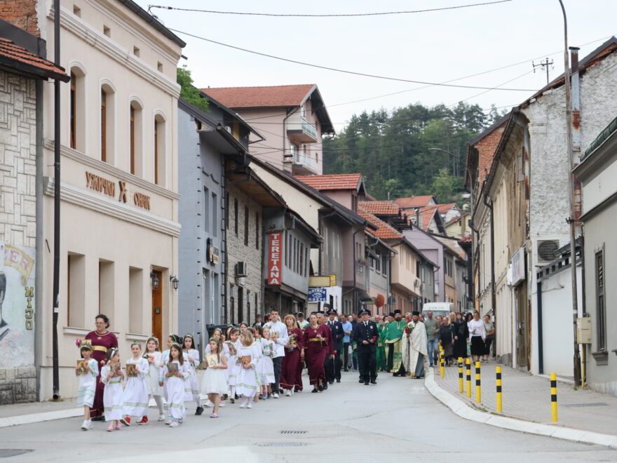 Grad i Crkvena opština Užice slave Trojice, svečana litija prošla ulicama grada