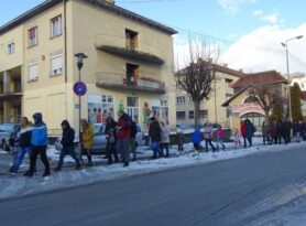 Roditelji u Sevojnu i danas protestuju jer su ostali bez pedijatra