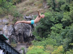 Tradicionalni 32. Skokovi sa starog železničkog mosta u subotu na Gradskoj plaži