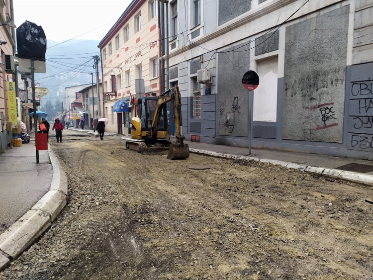 Asfaltiranje pa promena smerova u ulicama Momčila Tešića i Lipa